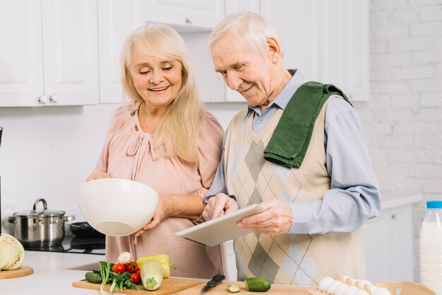 Coppie senior che cucinano nella cucina