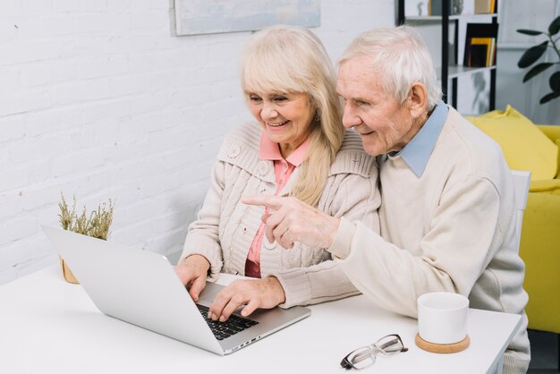 Coppie senior che fanno videochiamata