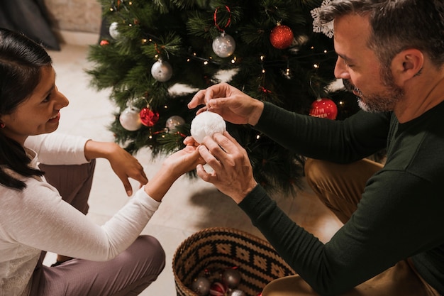 Coppie senior che parlano della decorazione di natale