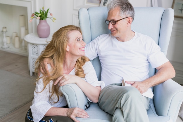 Coppie senior felici che sorridono all'interno