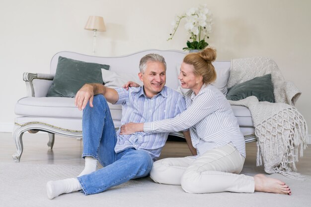 Coppie senior felici di vista frontale insieme sul pavimento