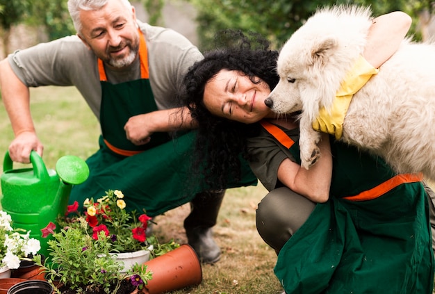 Coppie senior in giardino con un cane