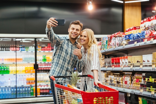 Coppie sorridenti che mostrano i pollici in su