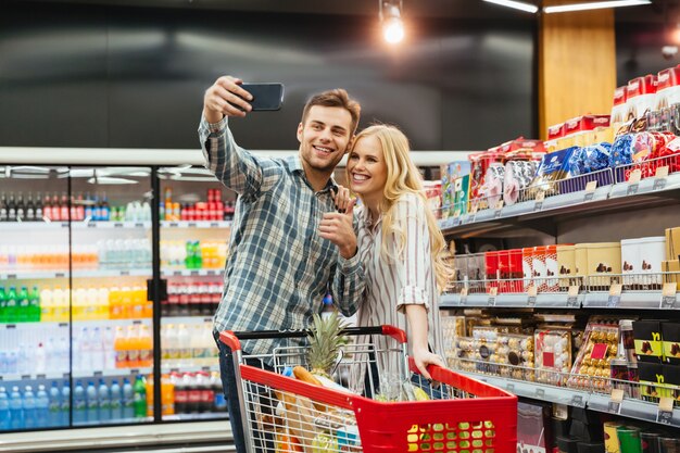 Coppie sorridenti che mostrano i pollici in su