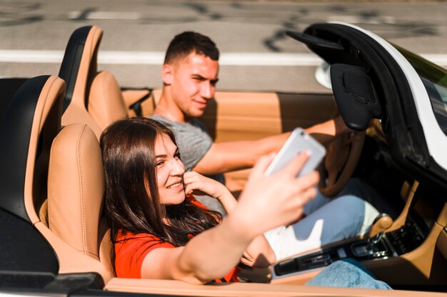 Coppie sorridenti che prendono un selfie