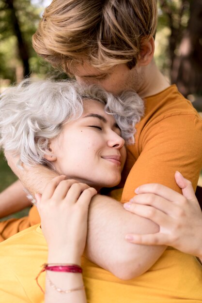 Coppie sveglie che sono romantiche mentre fuori nel parco