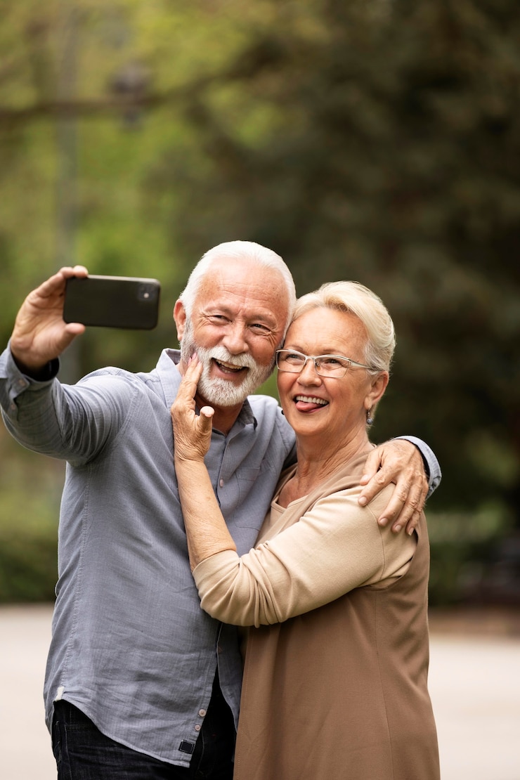 Foto gratuito coppie sveglie del colpo medio che prendono selfie