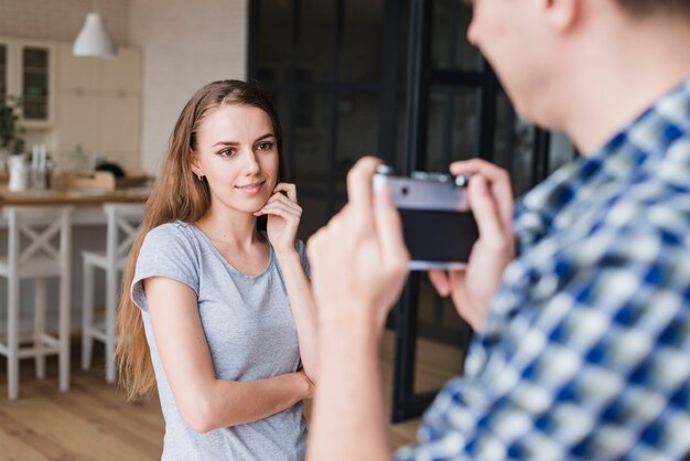 Coppie tranquille che fotografano a casa