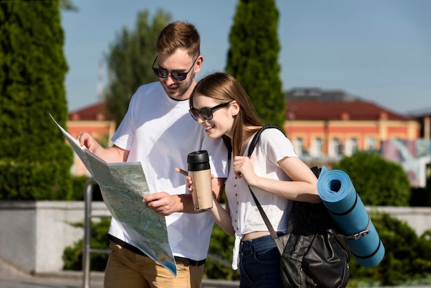 Coppie turistiche all'aperto con la mappa