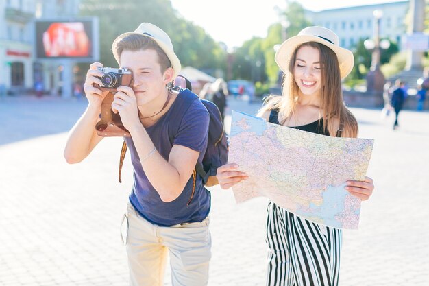 Coppie turistiche che fanno un giro turistico in città