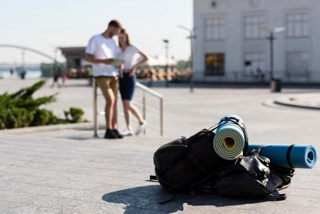 Coppie turistiche defocused all'aperto con gli zainhi