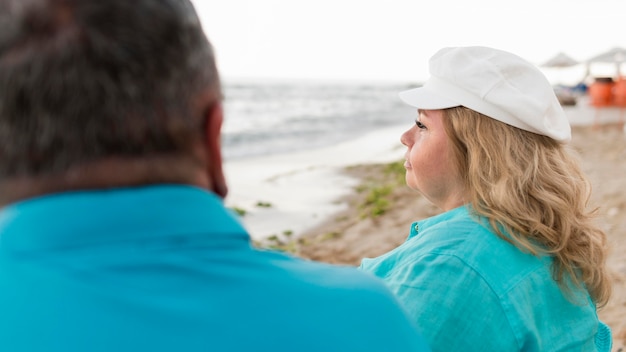 Coppie turistiche senior alla spiaggia