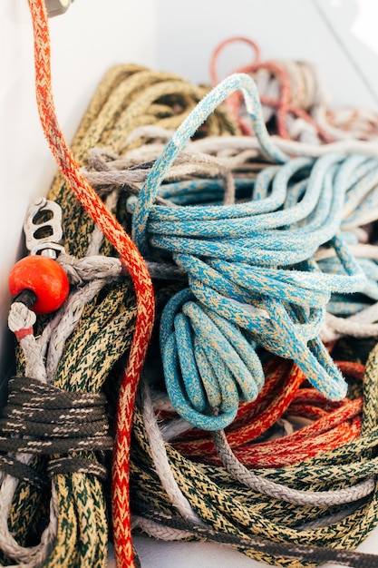 Corde sul ponte della barca a vela professionale