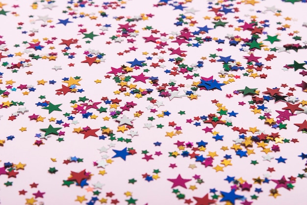 Coriandoli colorati stelle sullo sfondo