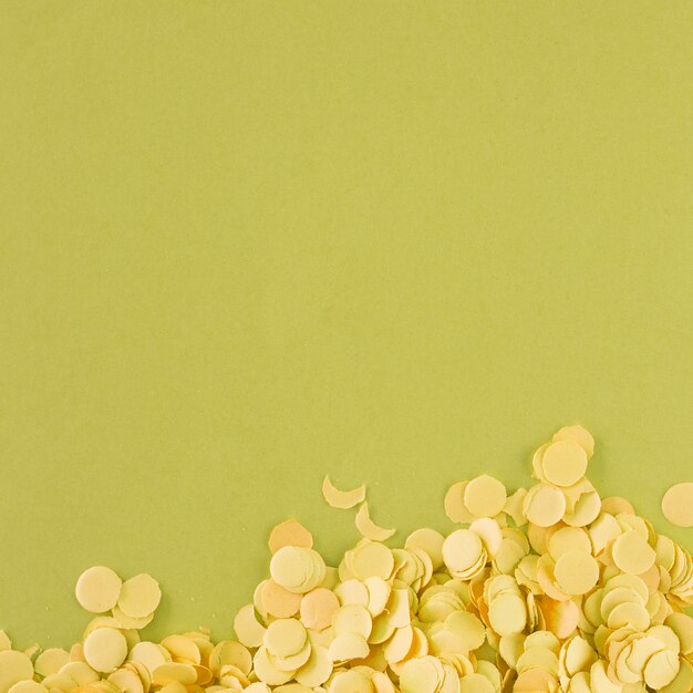Coriandoli giallo chiaro su verde