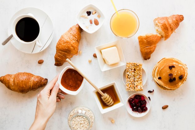 Cornetti con marmellata di miele, succo d'arancia e caffè