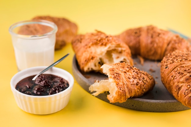 Cornetti fatti in casa con marmellata