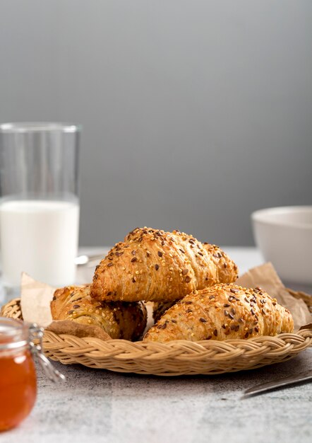 Cornetti fatti in casa sul tavolo