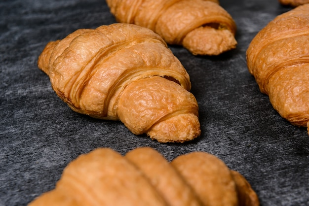 cornetti sul tavolo grigio.