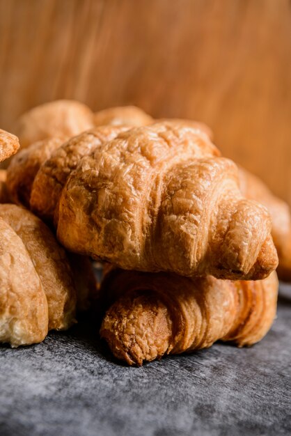 cornetti sul tavolo grigio.