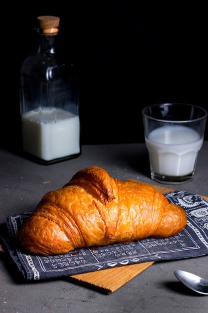 Cornetto all'aria e bicchiere di latte