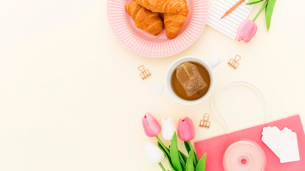 Cornetto per colazione in ufficio sulla scrivania