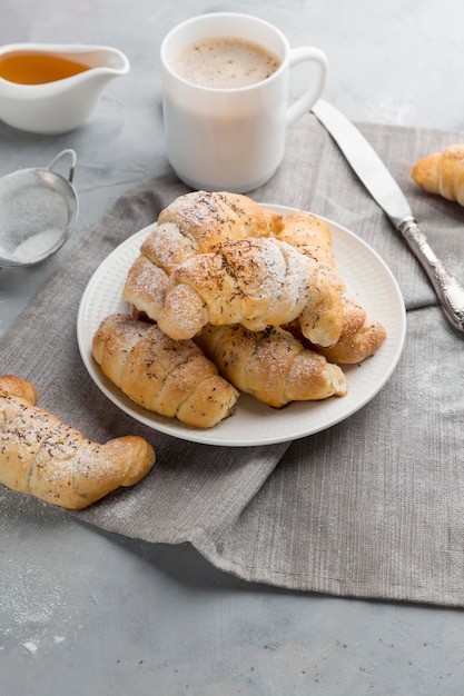 Cornetto sul piatto bianco