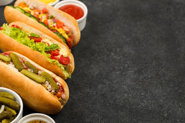 Cornice ad angolo alto per hot dog con copia-spazio