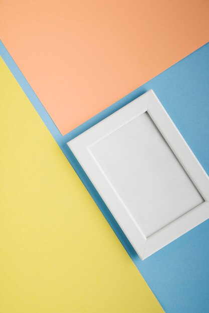 Cornice bianca piatta laici con sfondo colorato chiaro