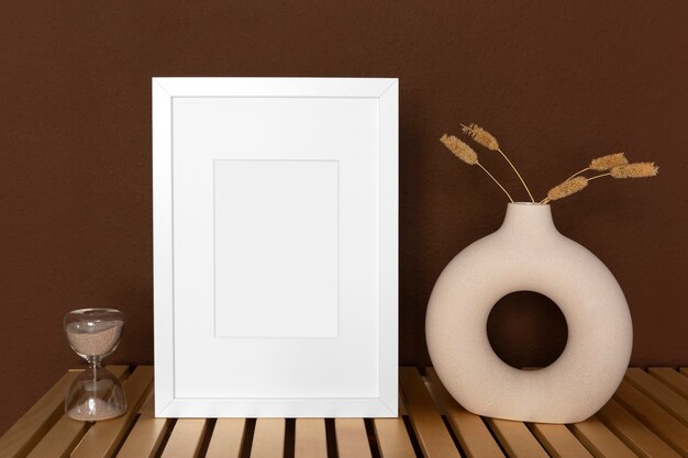Cornice bianca vuota e decorazione