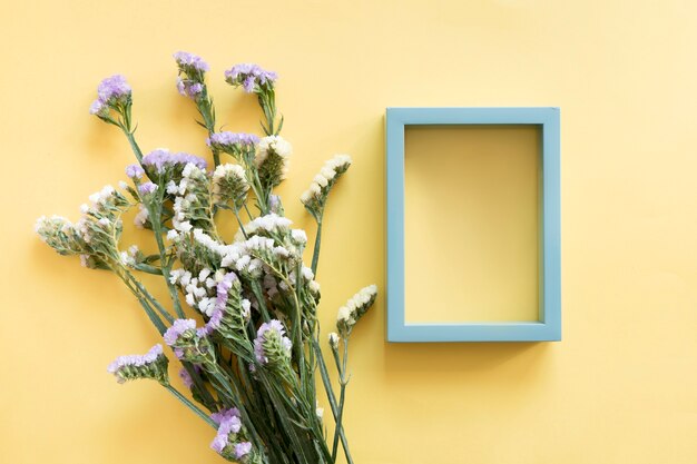 Cornice blu e fiori di campo