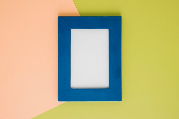 Cornice blu piatta con spazio vuoto