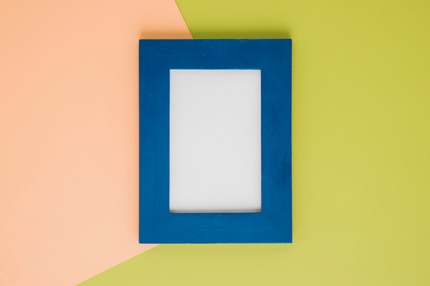 Cornice blu piatta con spazio vuoto