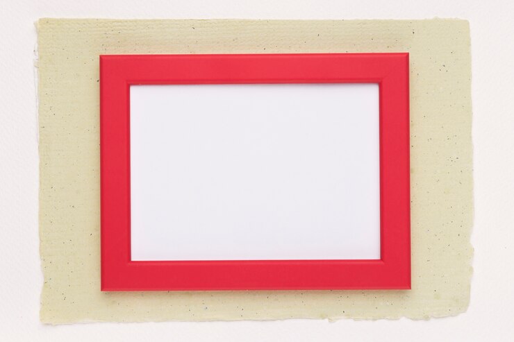 Foto gratuito cornice bordo rosso su carta su sfondo bianco