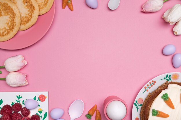 Cornice circolare vista dall'alto con delizioso cibo di Pasqua