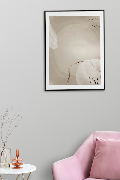 Cornice con arte astratta da una poltrona di velluto rosa