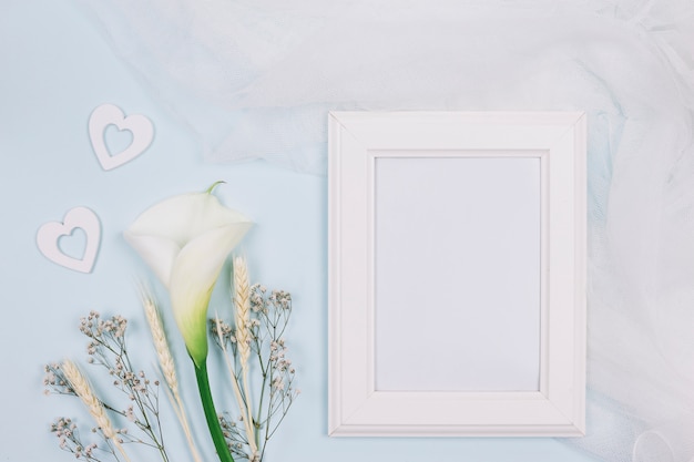 Cornice con fiori e velo da sposa