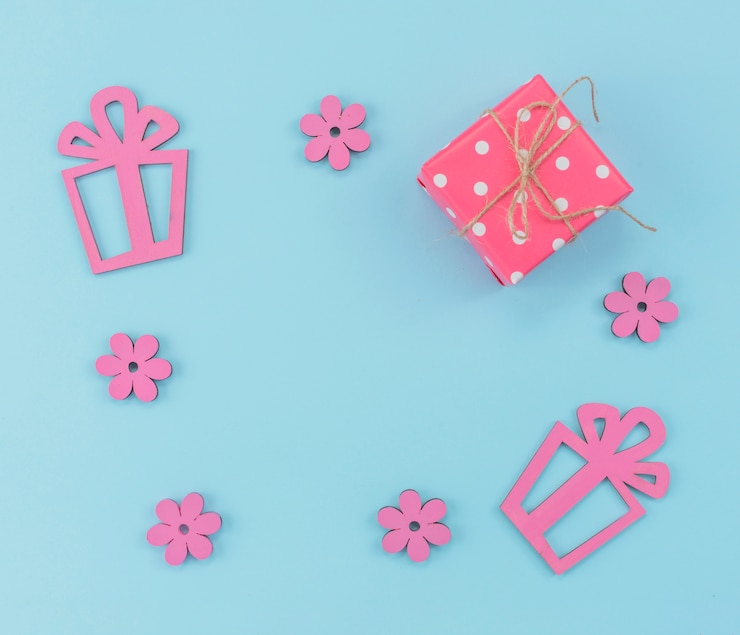 Foto gratuito cornice con scatole e fiori presenti