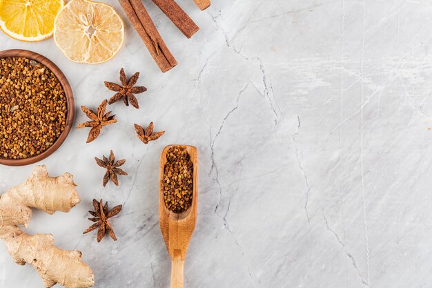 Cornice con sfondo di curcuma e marmo