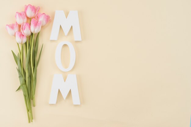 Cornice con tulipani bouquet e titolo mamma