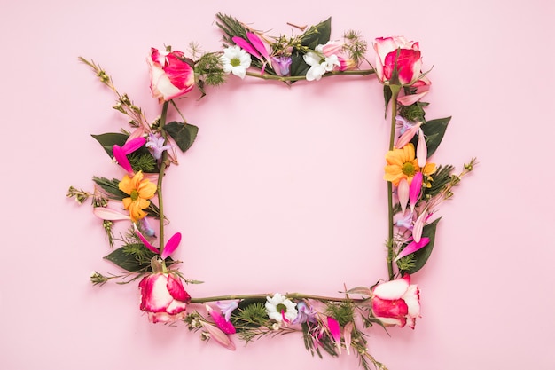 Cornice da diversi fiori sul tavolo