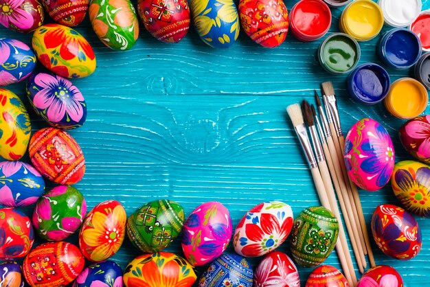 cornice decorativa fatta con uova di Pasqua e pennelli