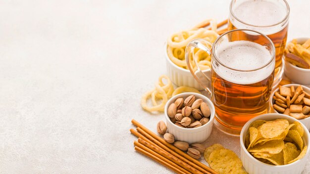 Cornice di birra e snack ad alto angolo