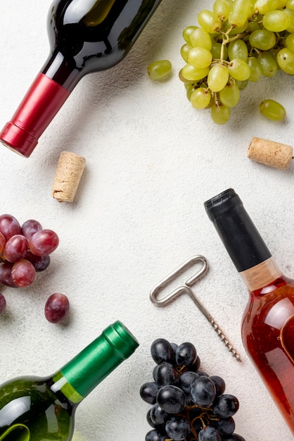 Cornice di bottiglie di vino e uva