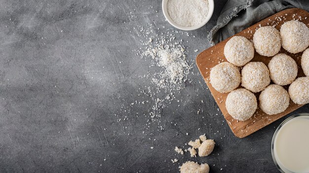 Cornice di caramelle al cocco con copia-spazio