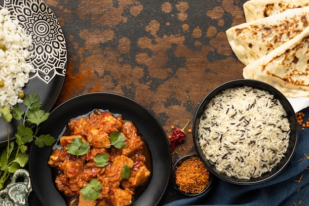 Cornice di cibo indiano piatto