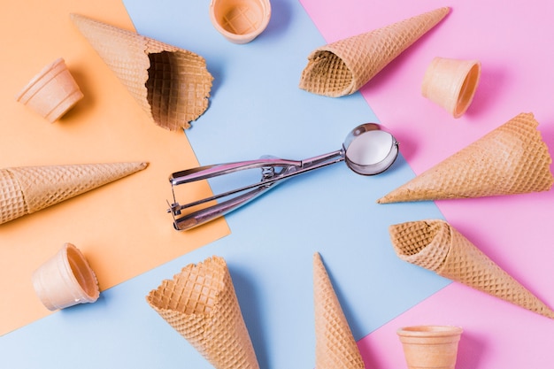 Cornice di coni gelato piatto disteso sul tavolo