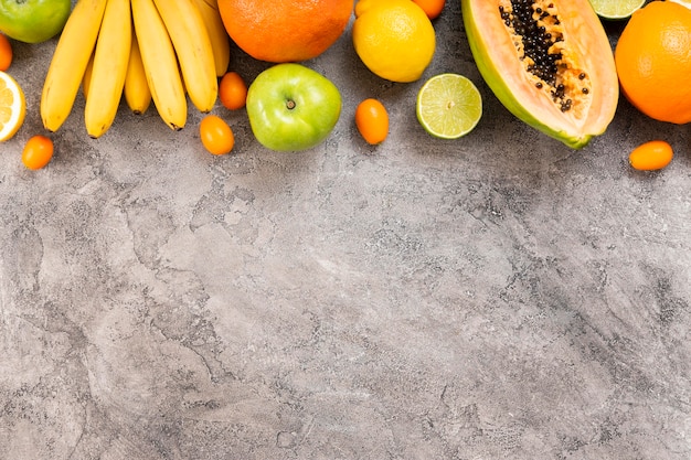 Cornice di frutta vista dall'alto con copia-spazio