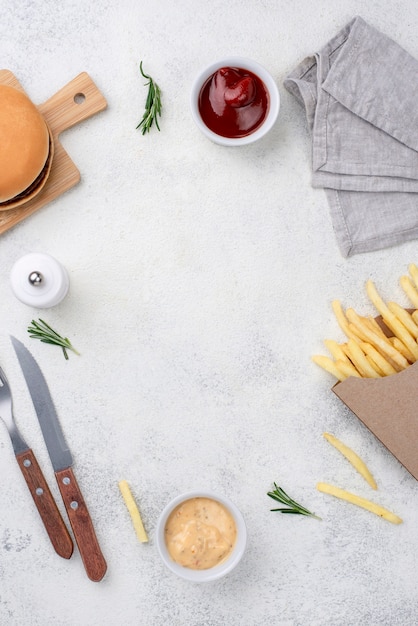 Cornice di hamburger e patatine fritte