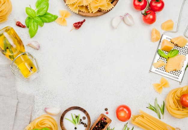 Cornice di ingredienti alimentari italiani